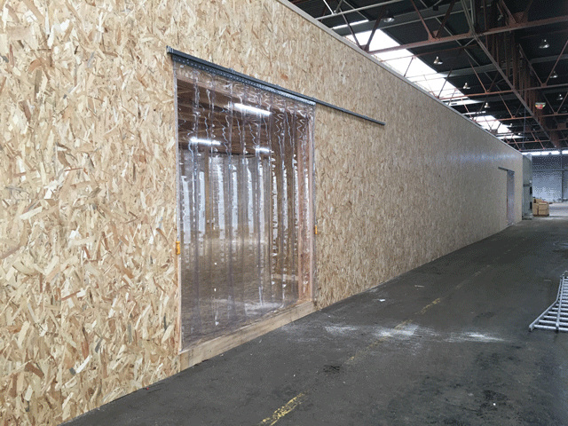 Figure 6. Hangar Touton. 4. Pose des portes rideaux. 