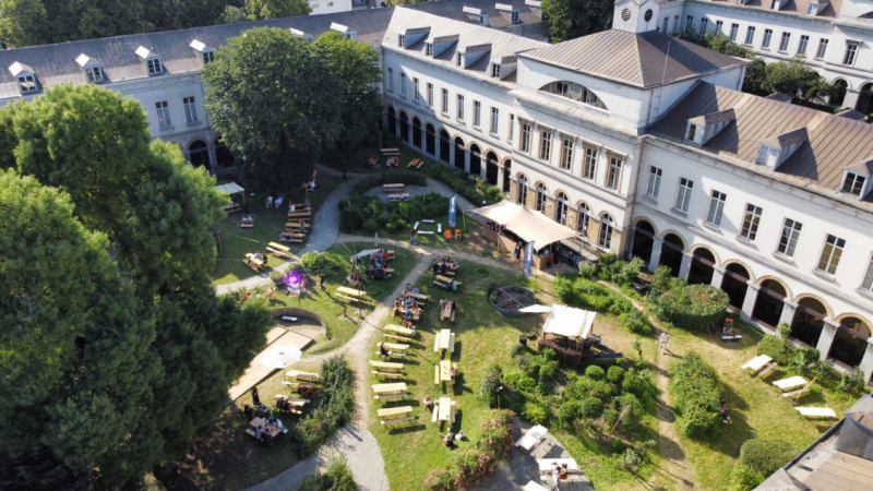 Figure 1. Le Vieux Cloître depuis ses jardins intérieurs