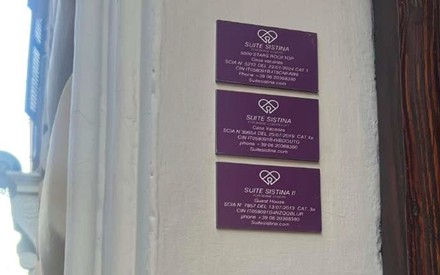 Figure 17. Plaques avec codes CIR signalant des hébergements touristiques à Rome