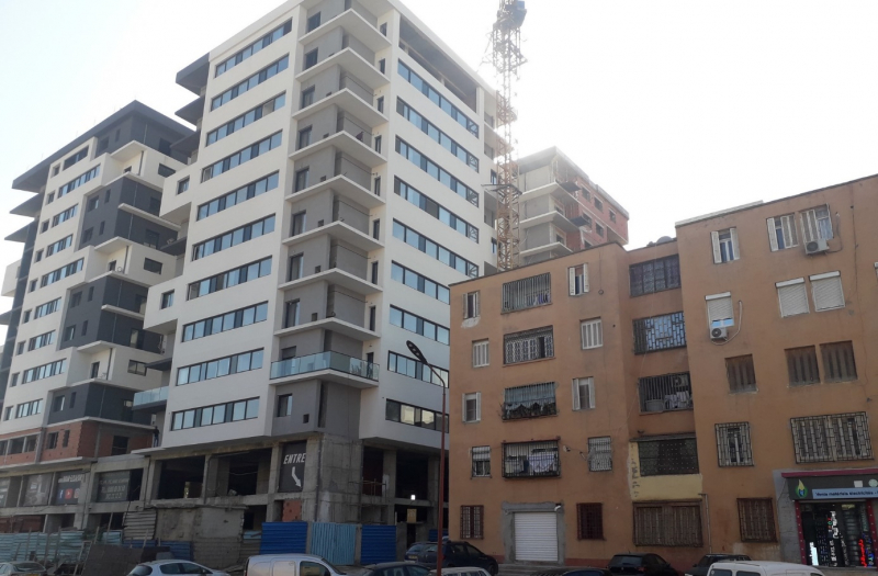 Figure 8. Les nouveaux immeubles de standing face aux bâtiments de la ZHUN Othmania (a). 