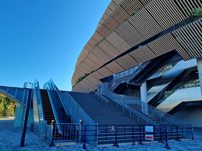 Figure 1. La fermeture des accès du stade olympique de Tokyo après les JOP : une infrastructure encore en travaux 